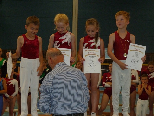 Robert, Sarah, Alexandra und Finn warten gespannt auf die Medallie.jpg